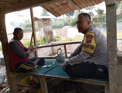 Menjaga Situasi Kamtibmas Bhabinkamtibmas Polsek Cisaat Sambang warga Di Desa Binaannya